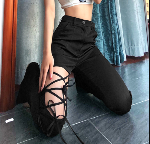 بنطلون عالي الخصر ساق ممزق مجوف بأشرطة خارج الساق