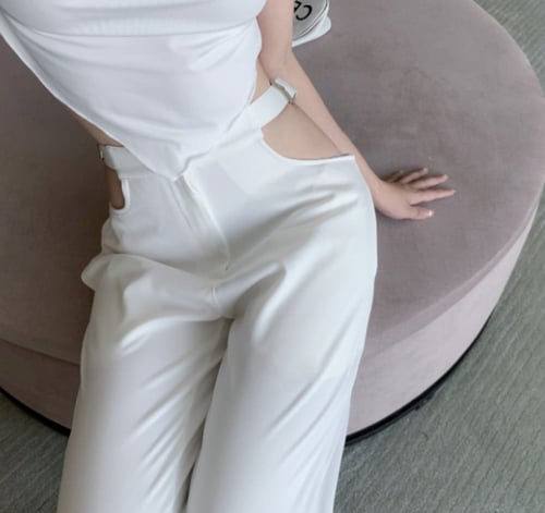 بنطلون واسع الساق بخصر عالي مفرغ