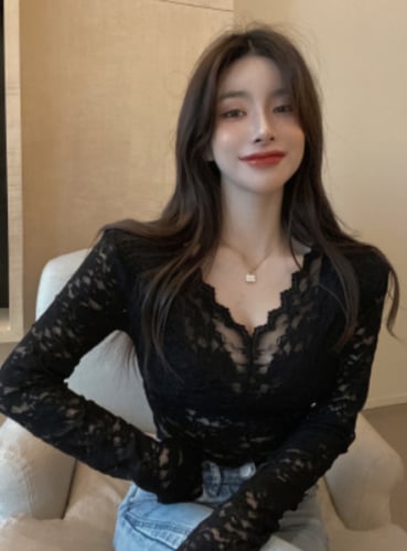 بلوزه دانتيل اكمام طويلة وفتحة رقبة على شكل V