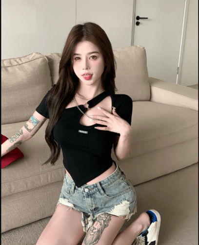 بلوزه تصميم فرنسي قصة ضيقة اكمام قصيره بياقة رسن