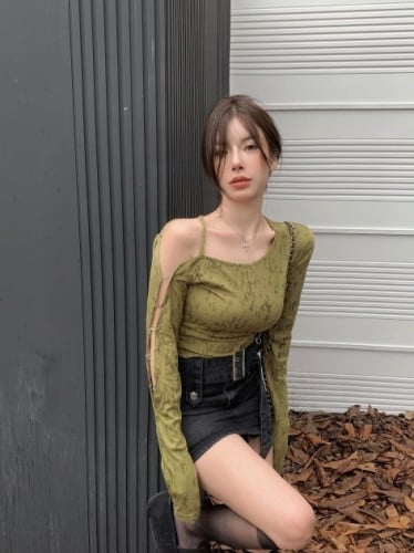 تي شيرت اكمام طويلة مكشوف الكتف قصيرة السرة بمشابك...