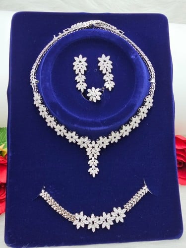 طقم زركون سهرة لون فضي ٤ قطع مع علبة فخمة