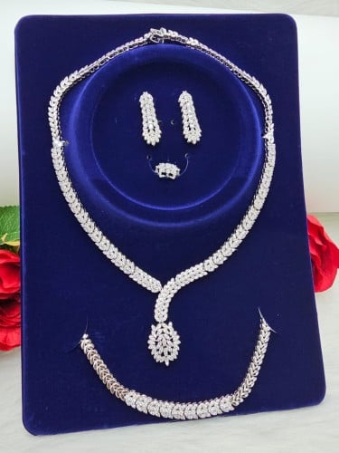 طقم زركون سهرة لون فضي ٤ قطع مع علبة فخمة