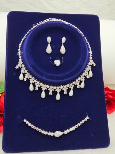 طقم زركون سهرة لون فضي ٤ قطع مع علبة فخمة