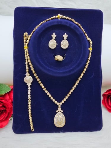 طقم زركون سهرة لون فضي ٤ قطع مع علبة فخمة