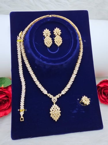 طقم زركون سهرة لون فضي ٤ قطع مع علبة فخمة