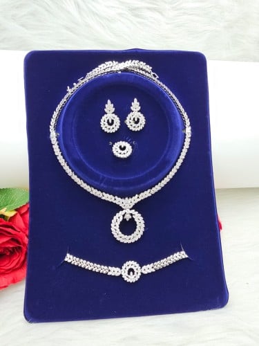 طقم زركون سهرة لون فضي ٤ قطع مع علبة فخمة