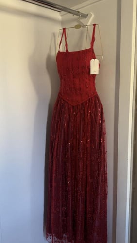 فستان لمى تل احمر