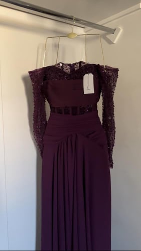 فستان دانا باذنجاني باكمام