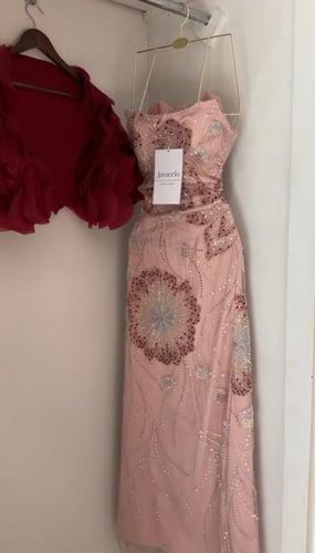 فستان سهرة مطرز مع جاكيت عنابي