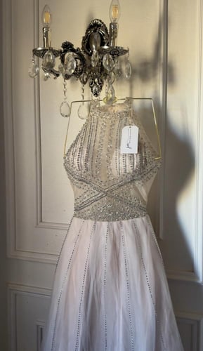 فستان اريج بتفاصيل كرستالية