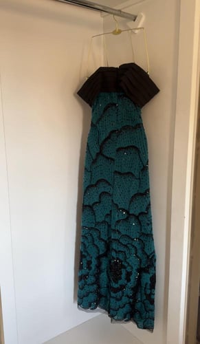 فستان اسماء