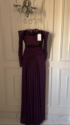 فستان دانا باذنجاني باكمام