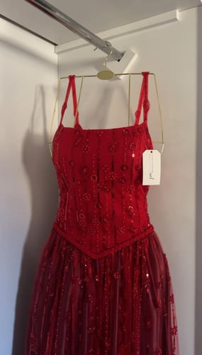 فستان لمى تل احمر