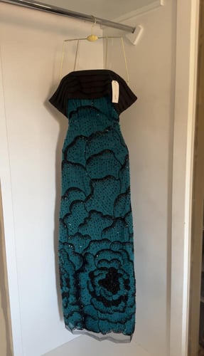 فستان اسماء