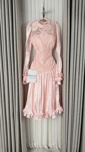 فستان عزيزه