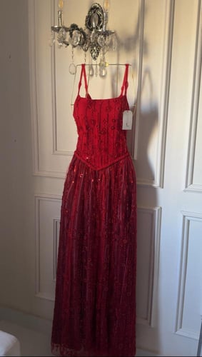 فستان لمى تل احمر