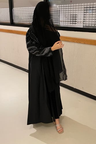 عبايه تفته باكمام شك ابيض