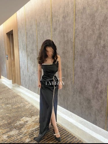 فستان اسود بفتحه