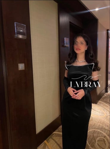 فستان أسود مخمل