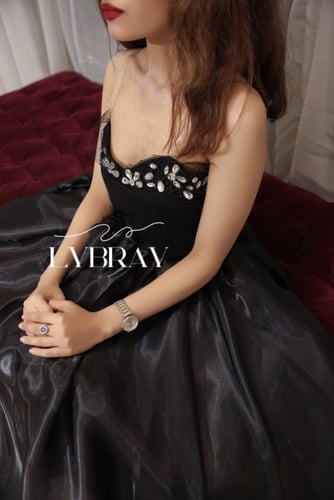 فستان اسود بكرستال