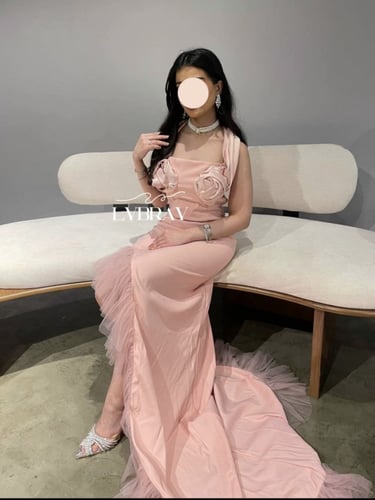 فستان وردي مفتوح