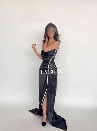 فستان اسود بفتحه