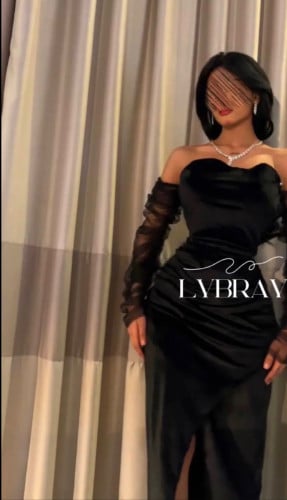 فستان أسود مخمل