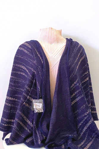 رداء بقبعة مع جيوب وبروش أنيق وعملي.