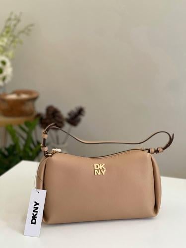حقيبة من DKNY