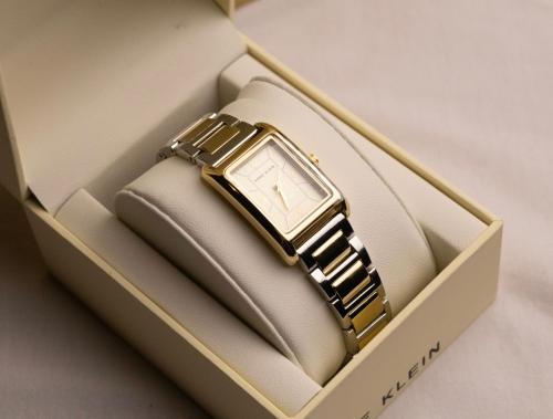 ساعه من Anne Klein