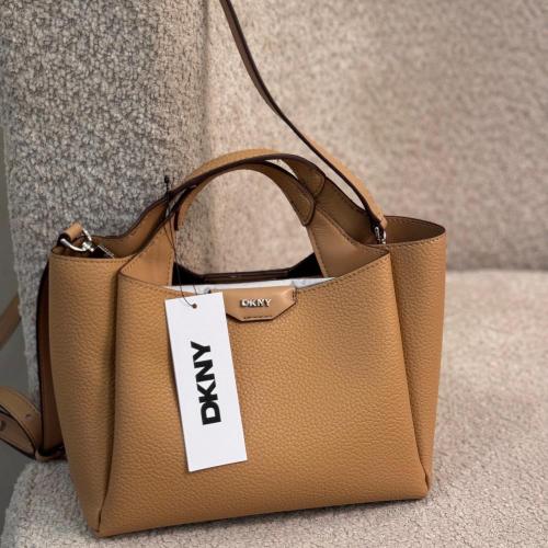 حقيبة من DKNY