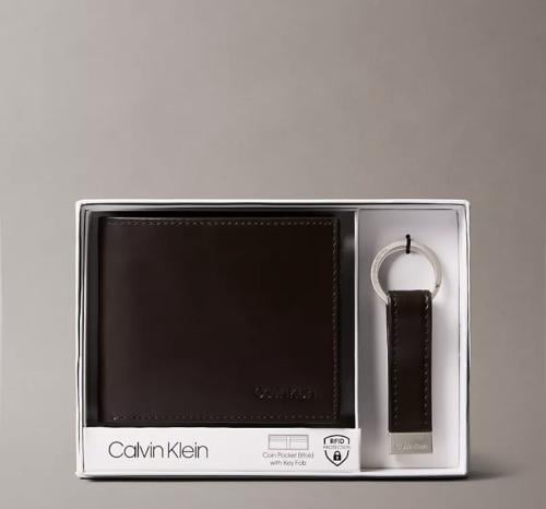 طقم رجالي من Calvin Klein