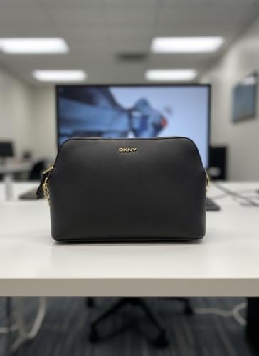 حقيبة من DKNY