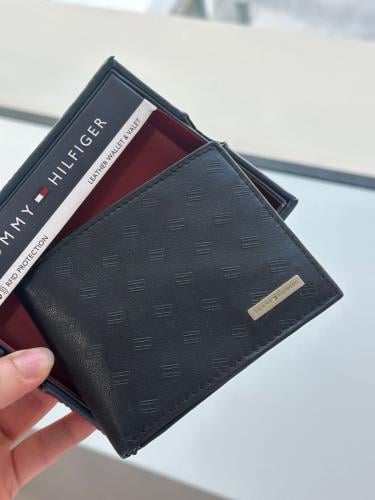 بوك من Tommy Hilfiger
