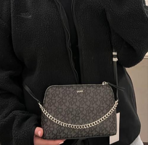 حقيبة من DKNY