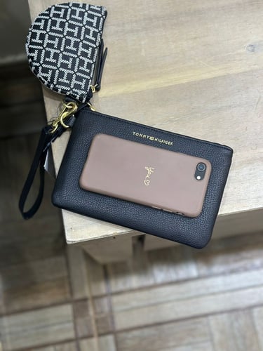 باوتش من Tommy Hilfiger