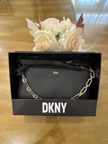 حقيبة من DKNY