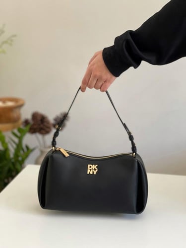 حقيبة من DKNY