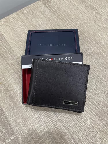 بوك من Tommy Hilfiger