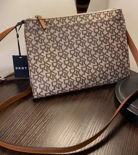 حقيبة من DKNY