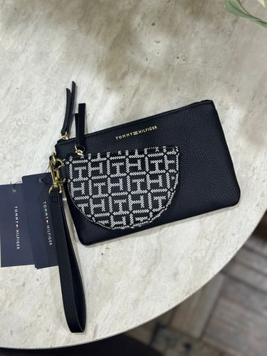 باوتش من Tommy Hilfiger