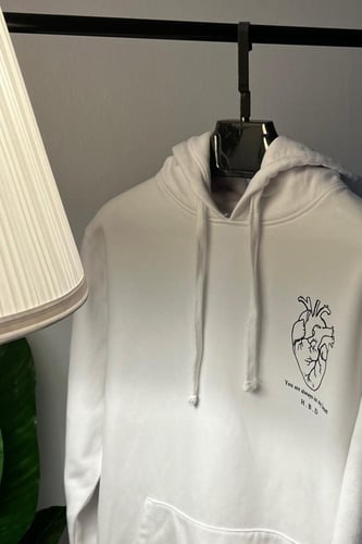 هودي تصميم القلب ابيض