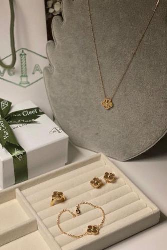 طقم فان كليف الذهبي