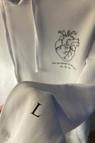 هودي تصميم القلب ابيض