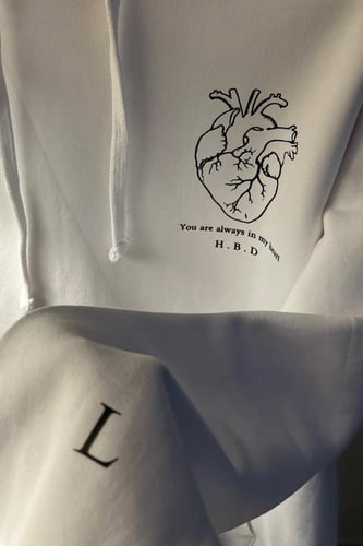 هودي تصميم القلب ابيض