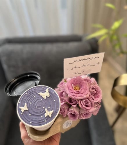 كوب الكيك مع الورد