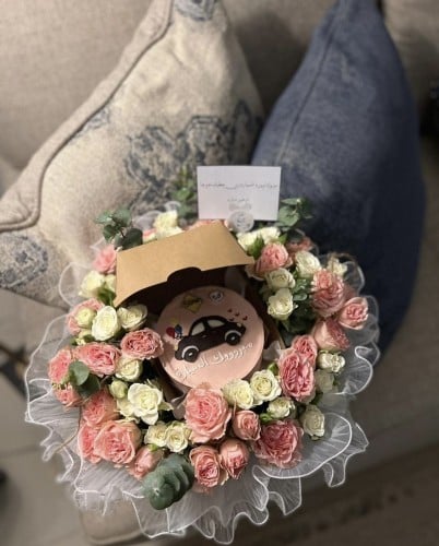 باقة البيبي روز والانش كيك