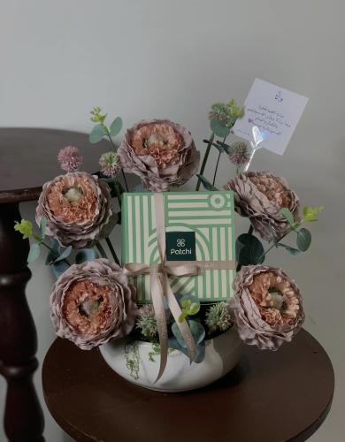 فازة الباتشي والورد الصناعي