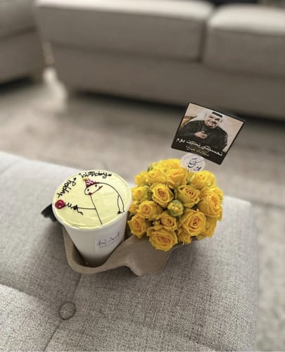 كوب الكيك مع الورد